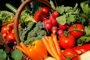 Broccoli, peppers, carrots, tomatoes, lettuce, cucumbers, radishes, and spinach